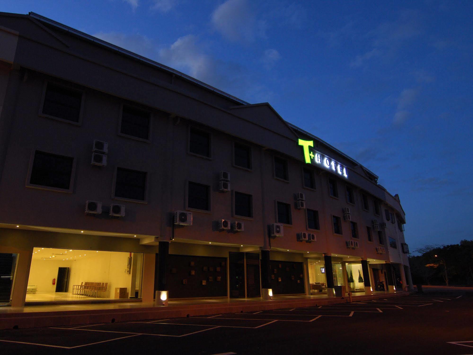 T+ Hotel Sungai Petani Esterno foto